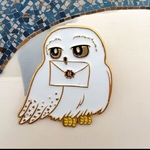 HARRY POTTER PIN Hedwig Snowy White Pet Owl Magical Gift Enamel Lapel Brooch